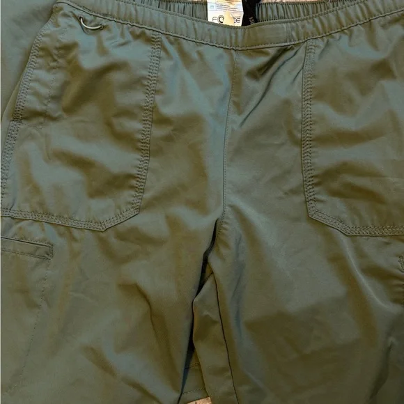 Carhartt Scrubs Lot, women’s size medium olive green. - Picture 4 of 6